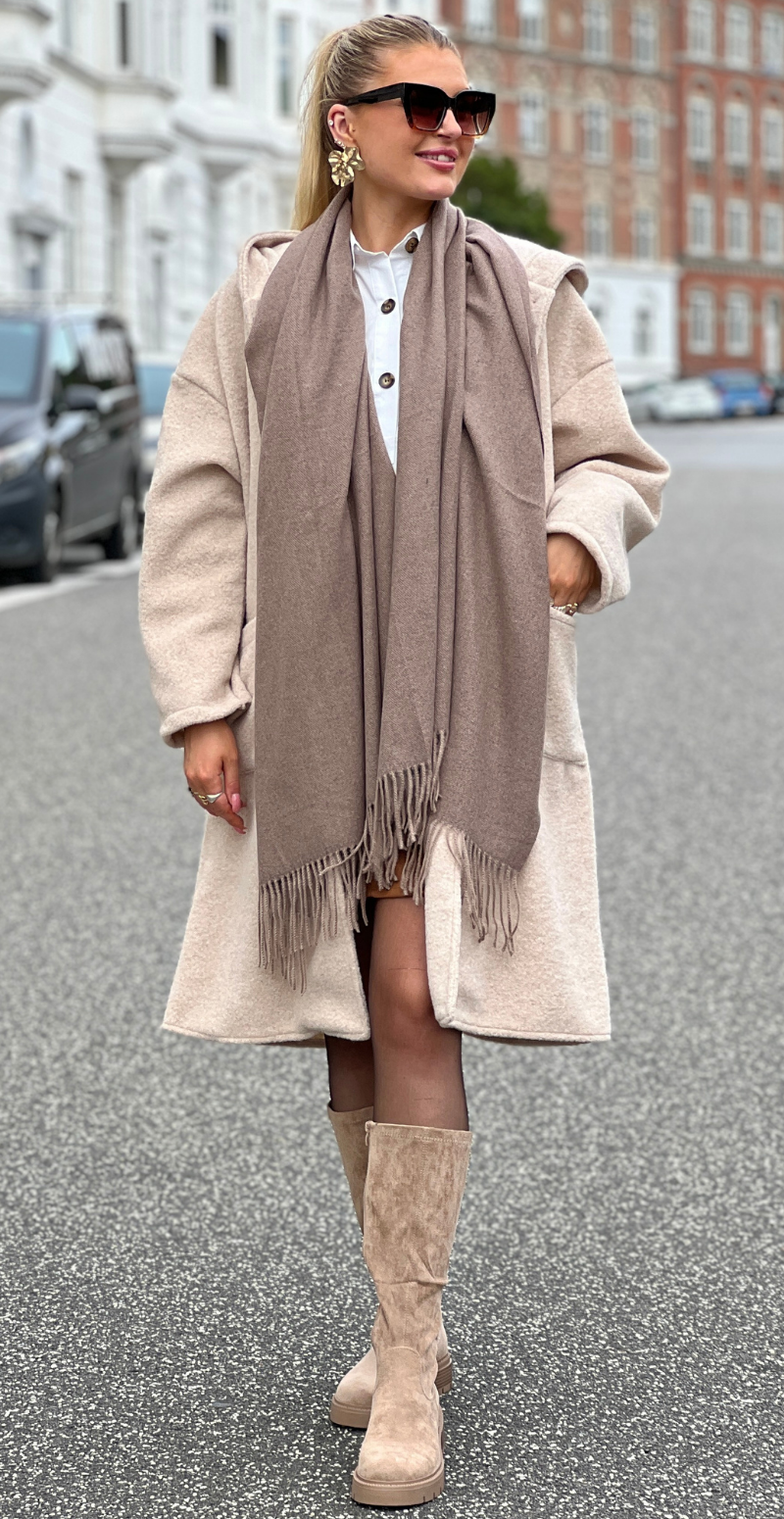Tori jakke med hætte, lommer og knapper beige LikeLondon