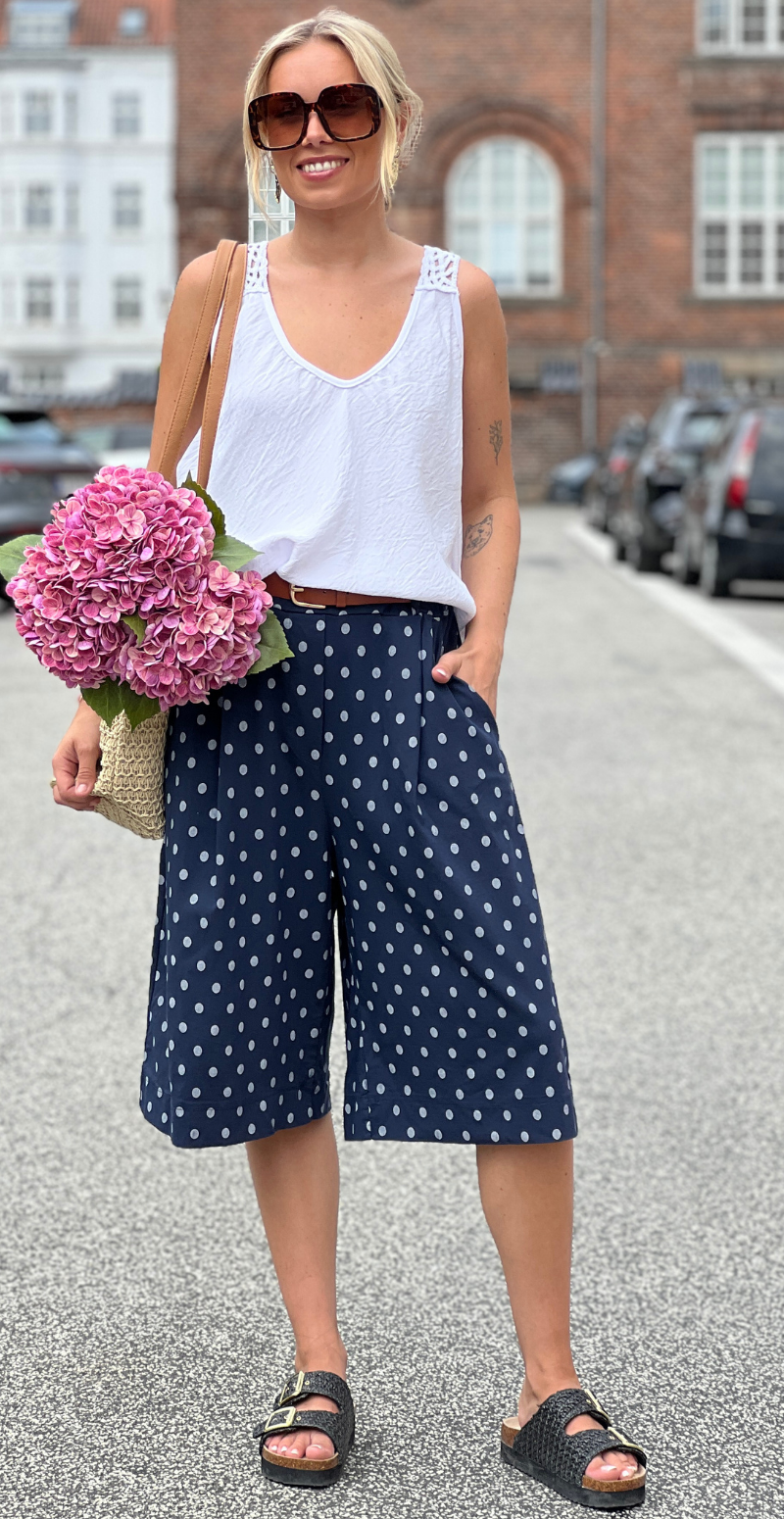 Emma bermuda shorts med prikker og bælte navy LikeLondon