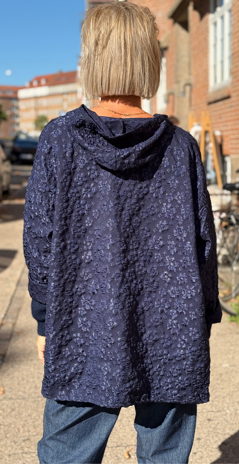 Bernadotte jakke med præget blomster og knapper navy LikeLondon