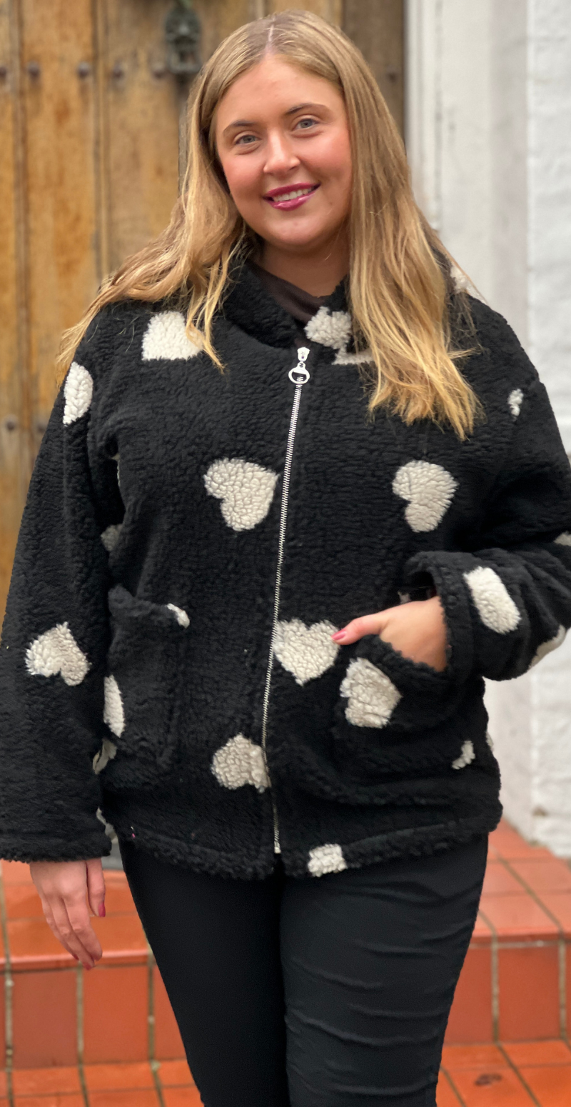 Nema teddy jakke i uld med hjerter sort LikeLondon