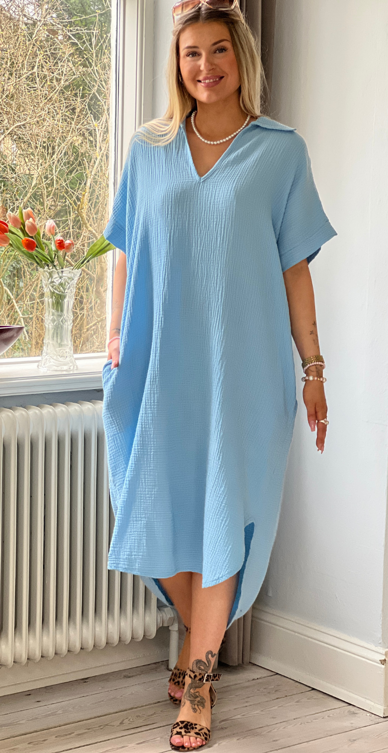 Dagmar kjole i musselin celeste LikeLondon