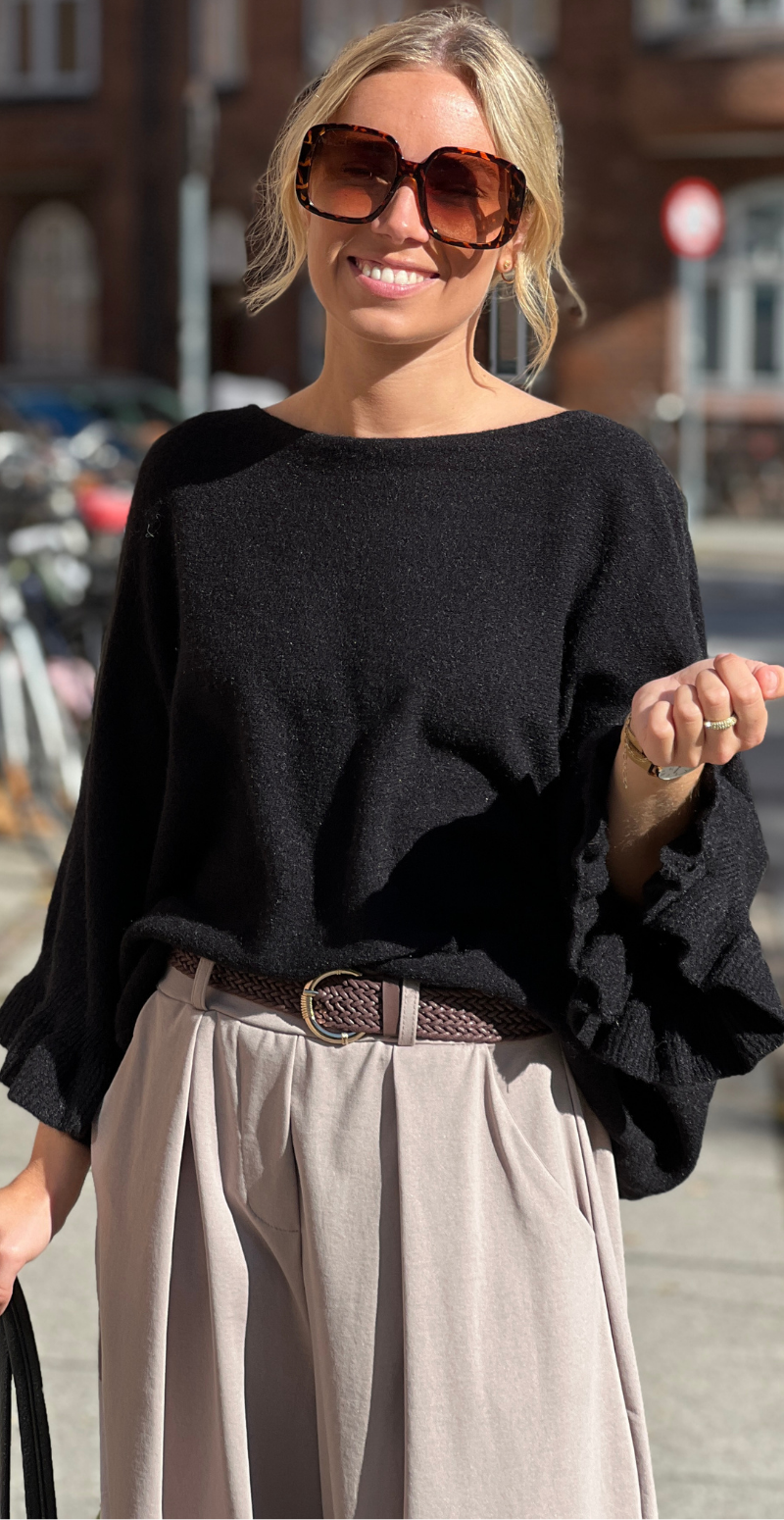 Louise strikbluse i baby alpaca med flæsedetaljer og 3/4 ærmer sort LikeLondon