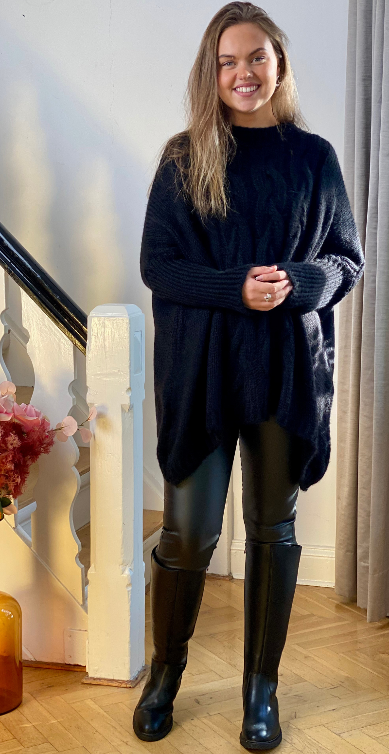Daphne strik med kabelmønster og ribærme sort LikeLondon