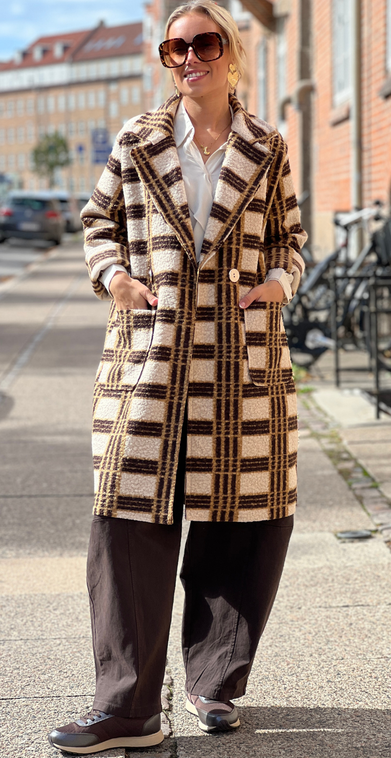 Edith ternet jakke med lommer og knapper beige LikeLondon