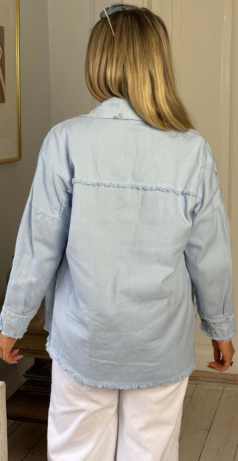 Laney canvas jakke med broderede blomster og pailletter sky LikeLondon