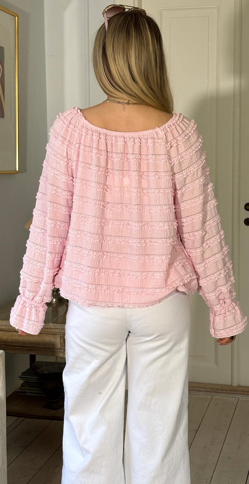 Cosima bluse med bådudskæring og flæser pink LikeLondon