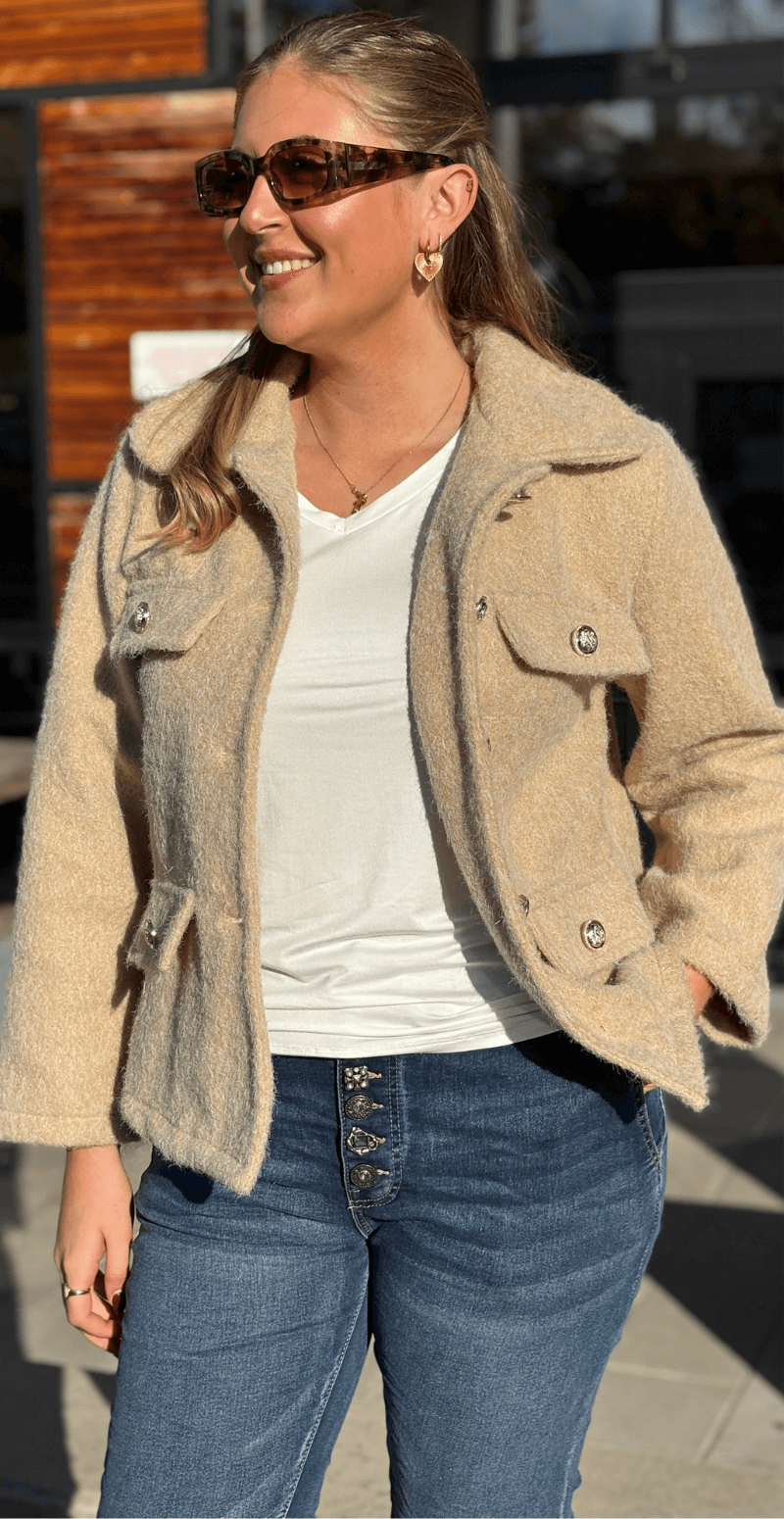 Anastacia klassisk jakke med pynteknapper beige LikeLondon