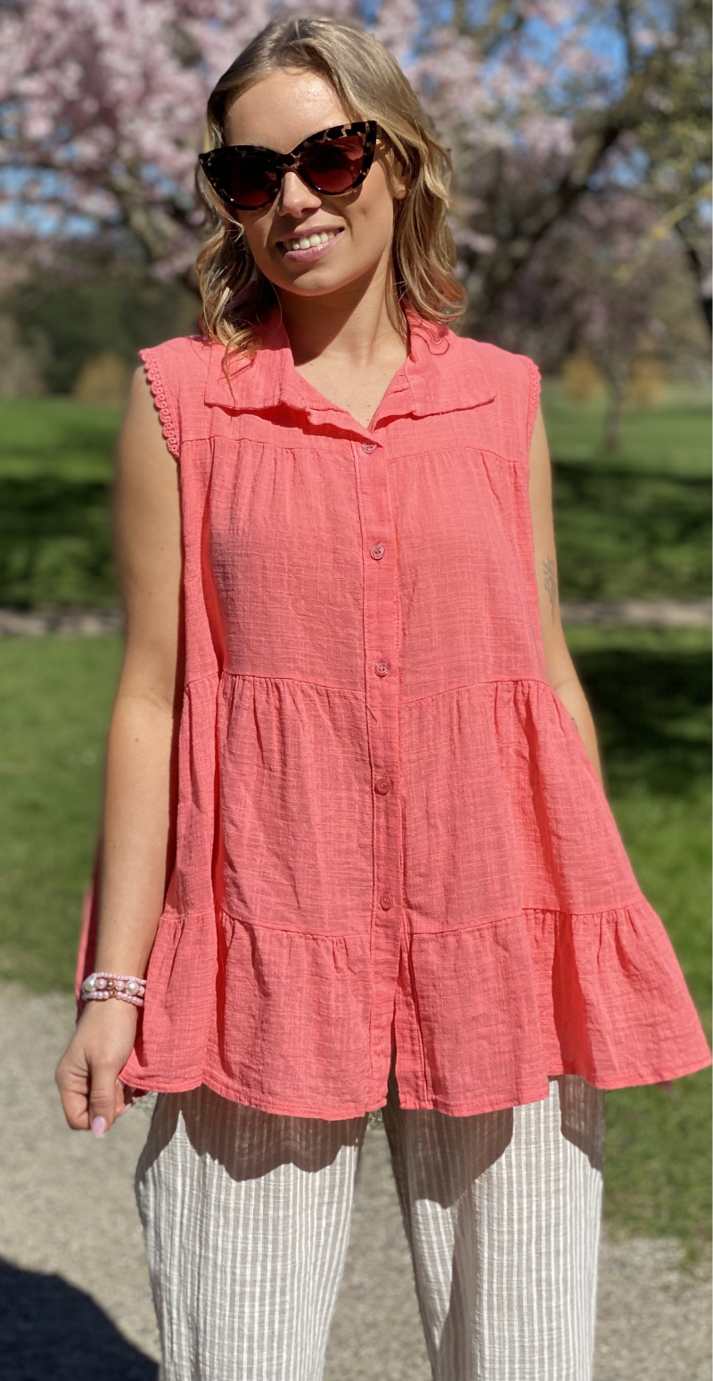 Rinda bluse uden ærmer med peplum og hæklede detaljer koral LikeLondon