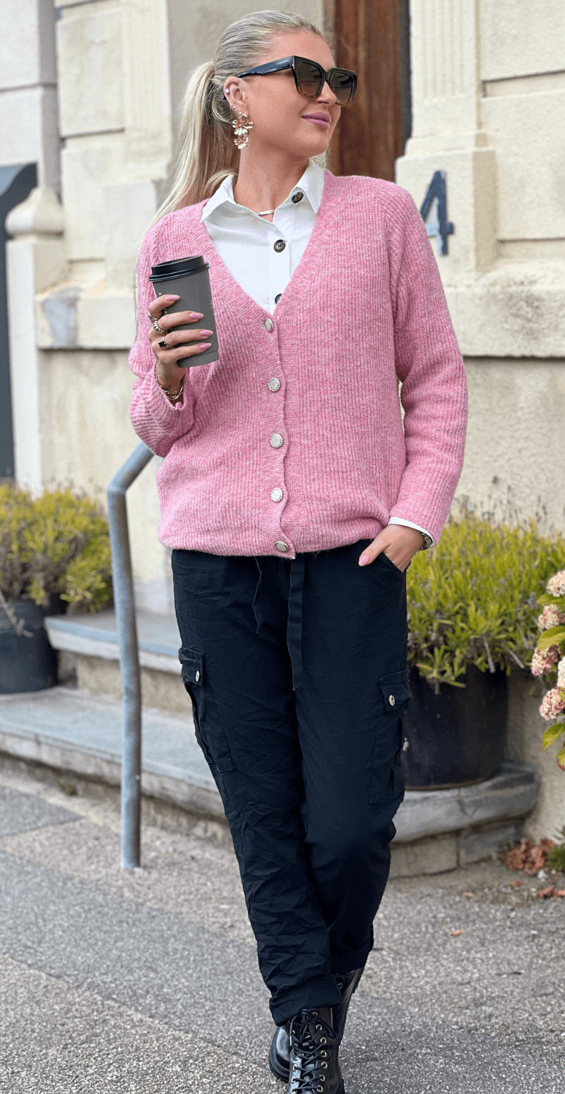 Zophia uldcardigan med V-hals og perlemorsknapper pink LikeLondon