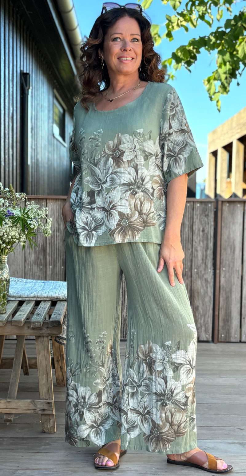 Forudbestil uge 25 Arista sæt med bukser og bluse med blomsterprint khaki LikeLondon