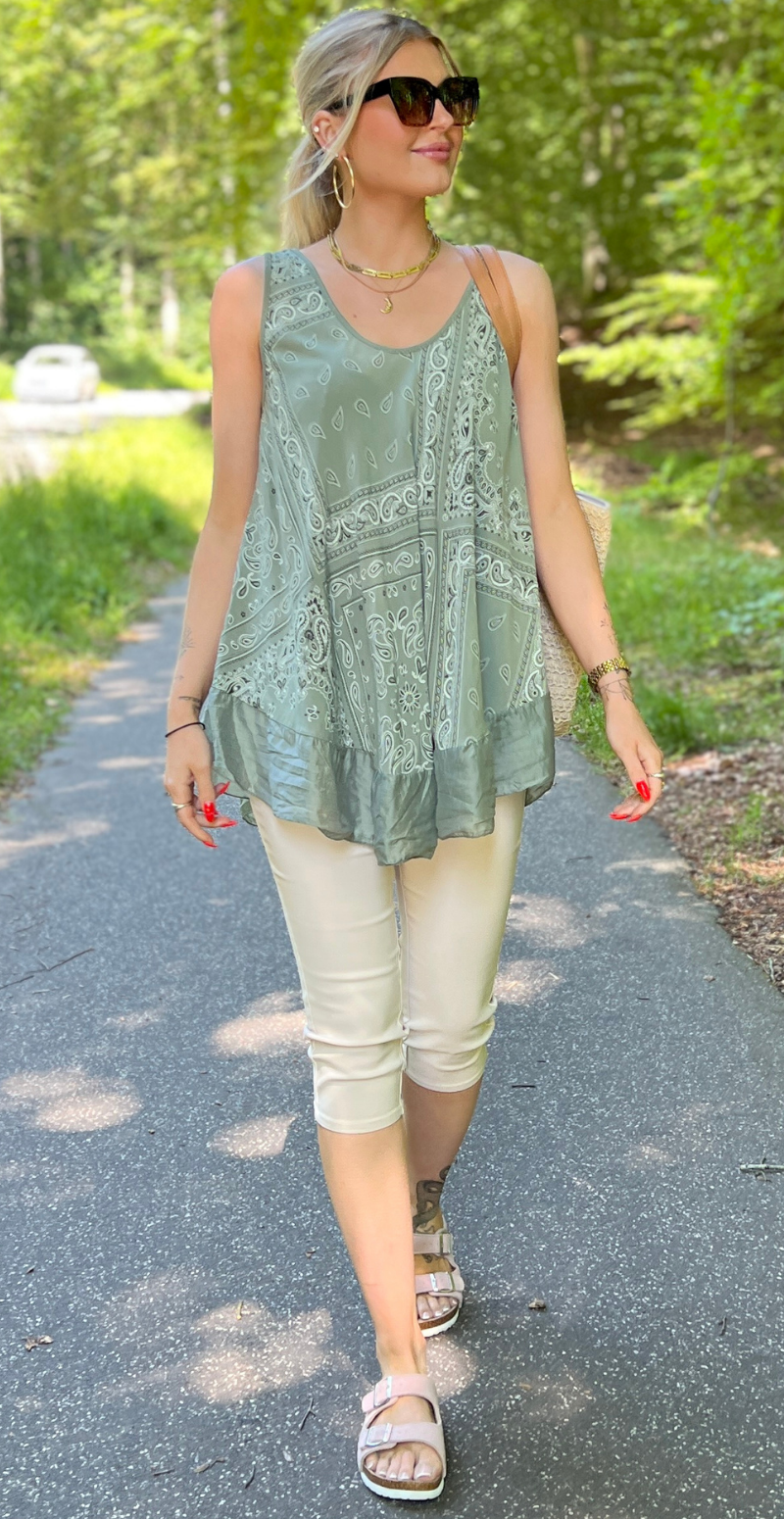Zaida top med paisleyprint og satinkant khaki LikeLondon