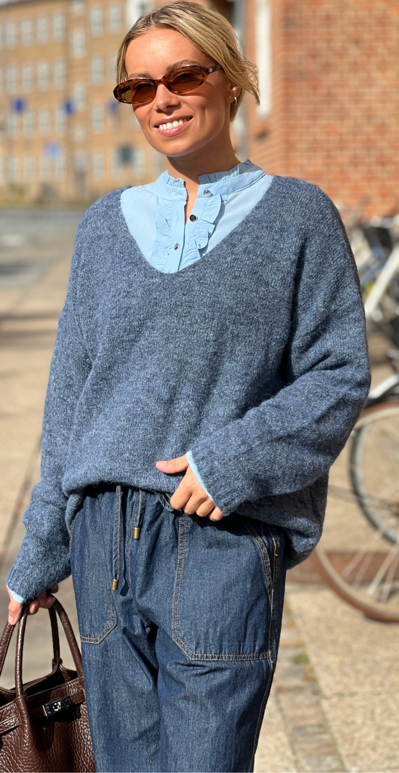 Sonja strik i uld med lange ærmer og v-hals jeans LikeLondon