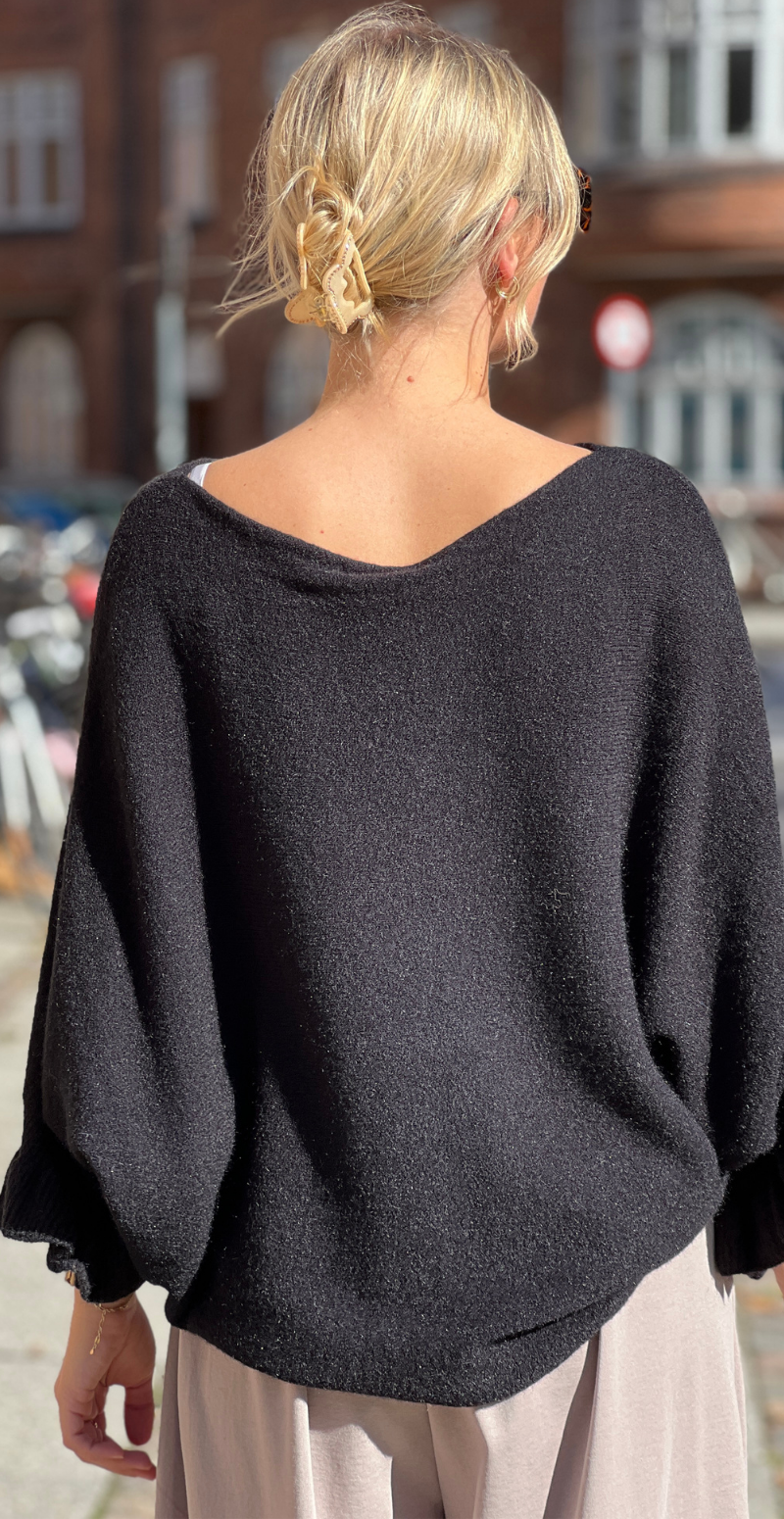 Louise strikbluse i baby alpaca med flæsedetaljer og 3/4 ærmer sort LikeLondon