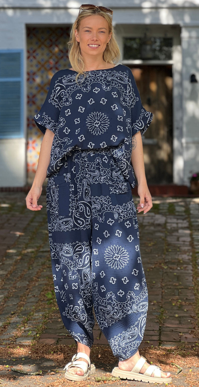 Bree sæt med bukser og bluse i musselin med paisley print navy LikeLondon
