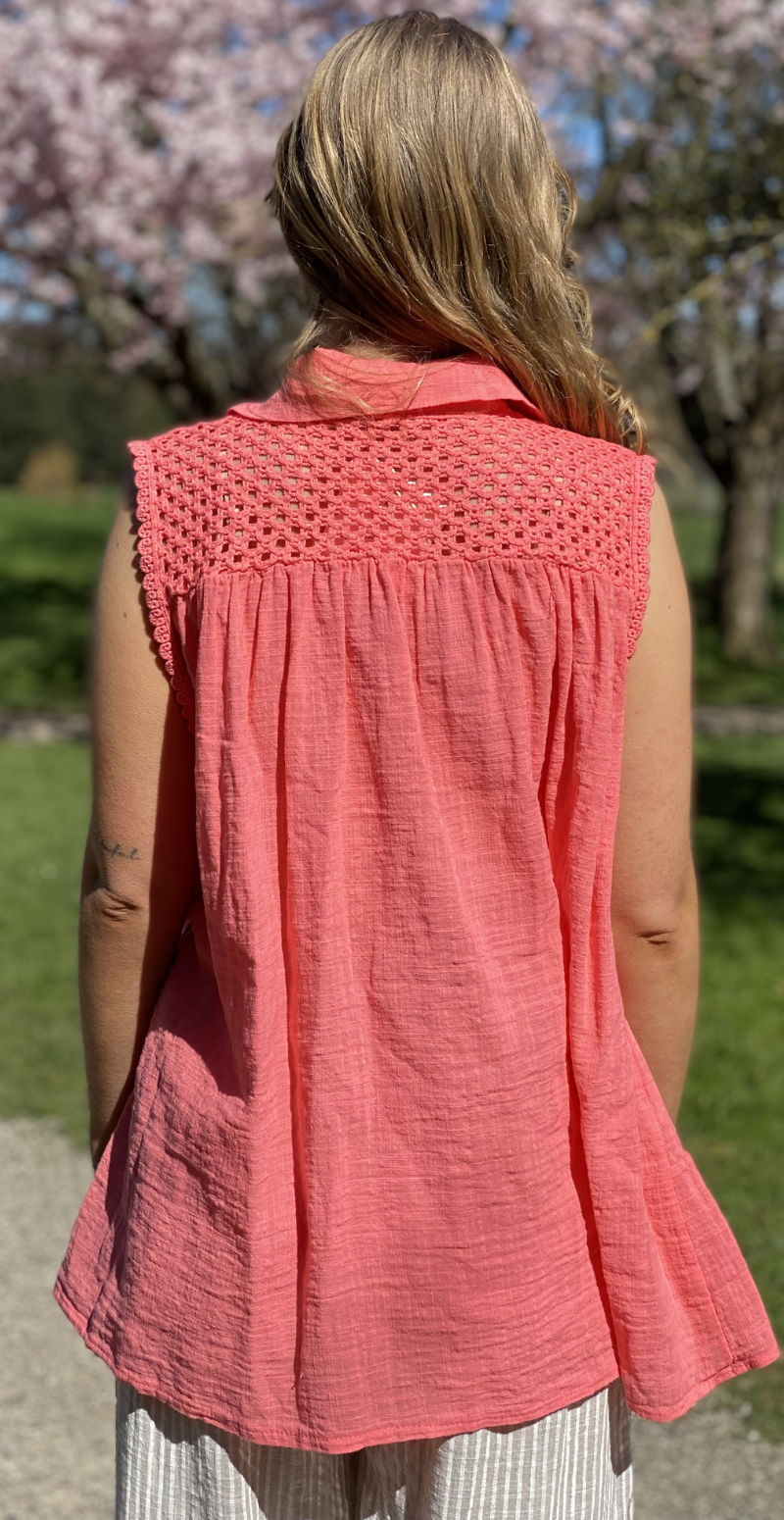 Rinda bluse uden ærmer med peplum og hæklede detaljer koral LikeLondon