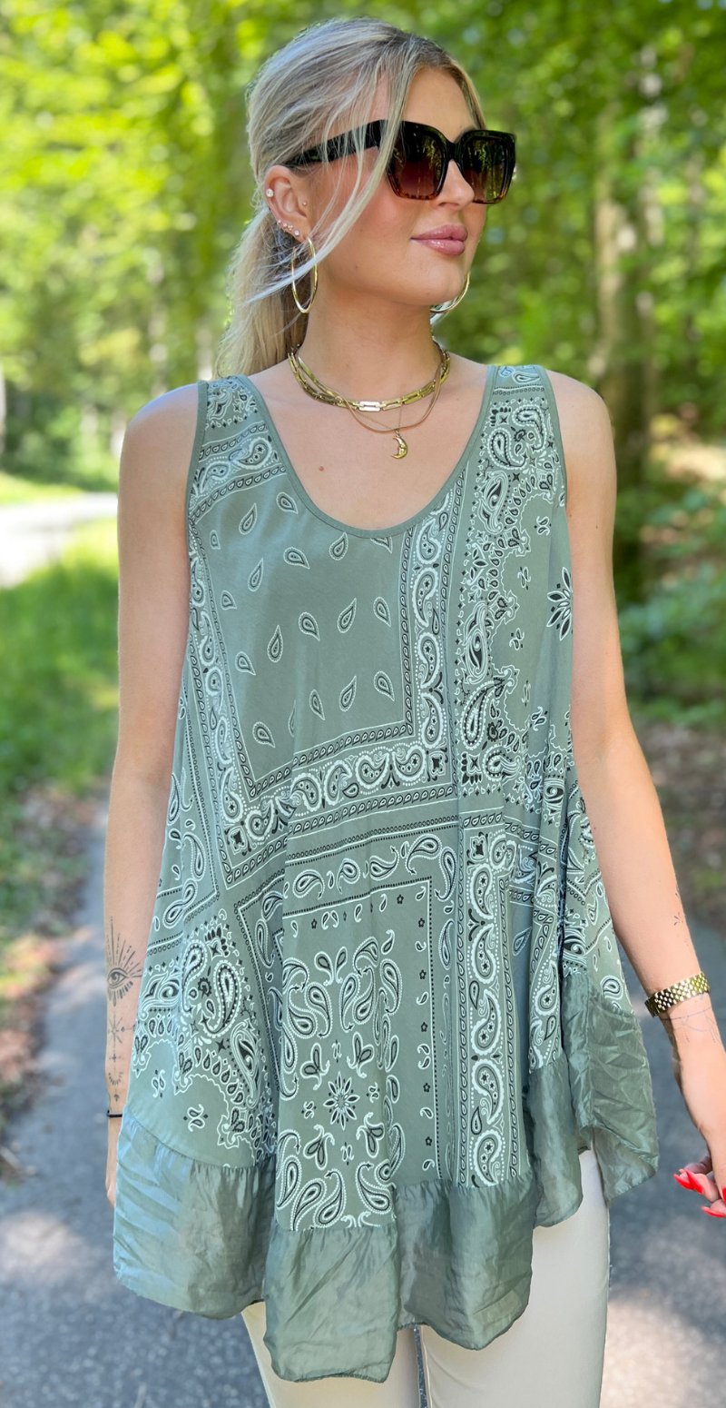 Zaida top med paisleyprint og satinkant khaki LikeLondon