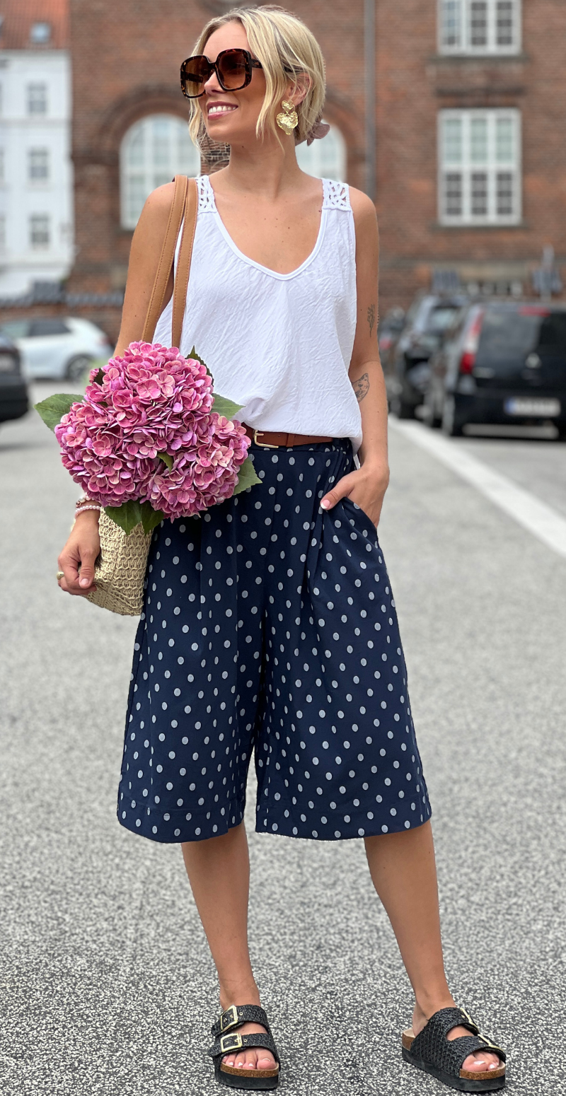 Emma bermuda shorts med prikker og bælte navy LikeLondon