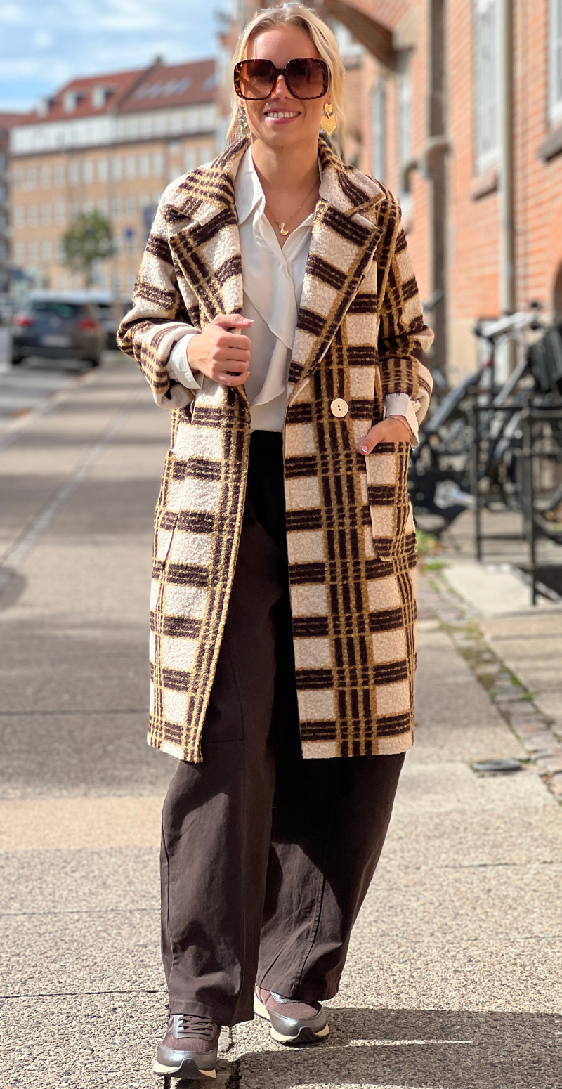 Edith ternet jakke med lommer og knapper beige LikeLondon