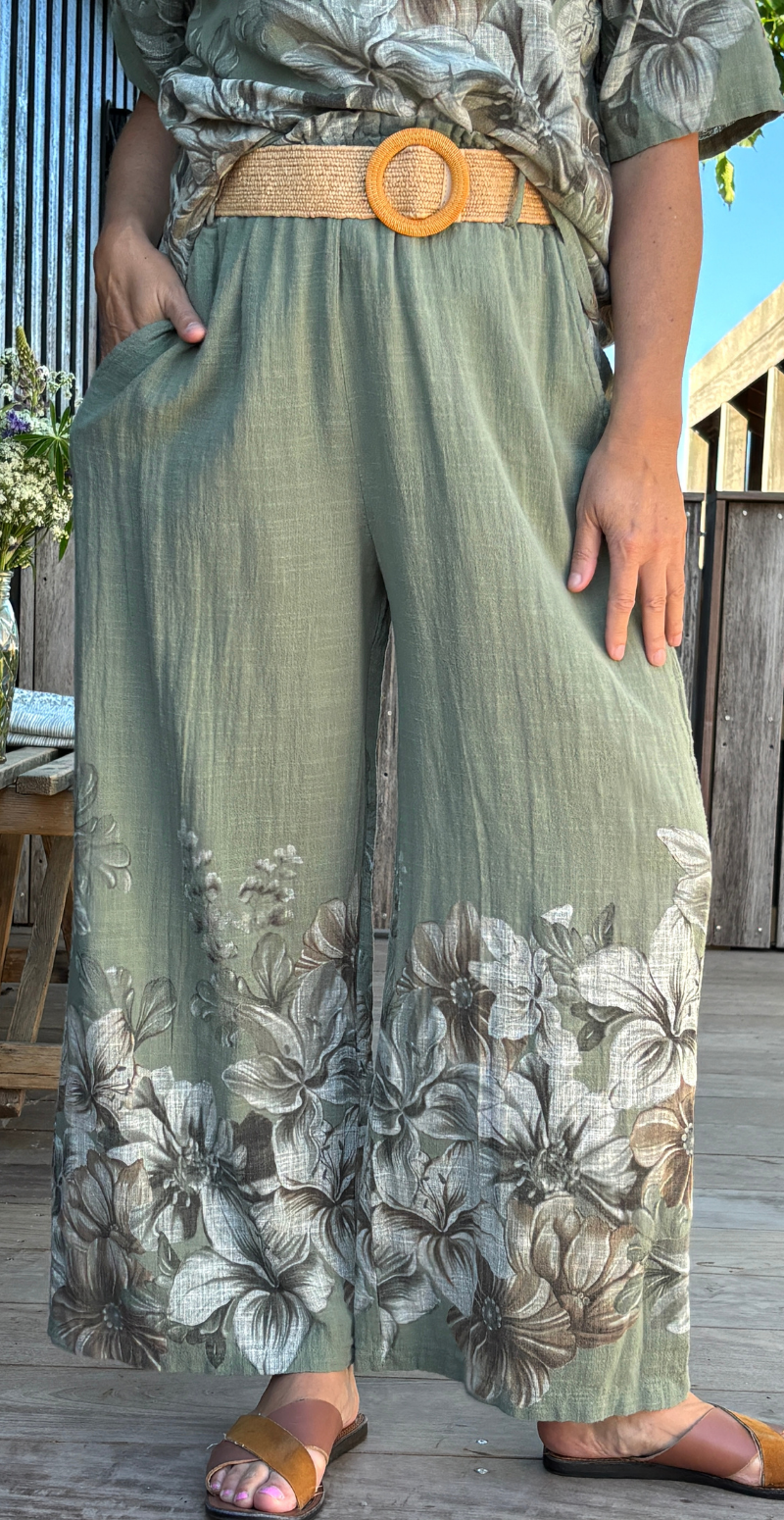 Forudbestil uge 25 Arista sæt med bukser og bluse med blomsterprint khaki LikeLondon