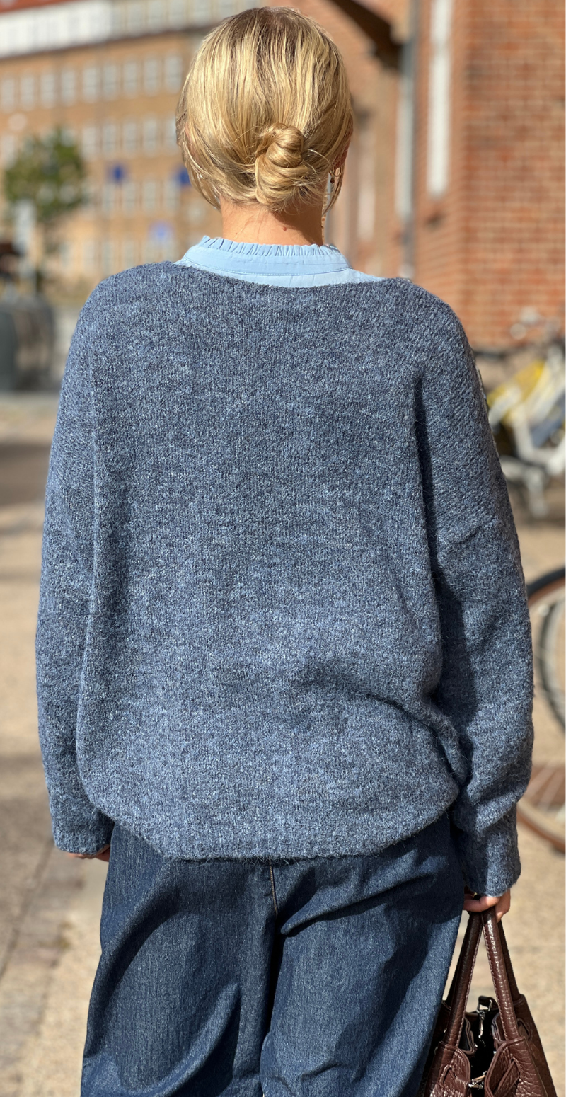 Sonja strik i uld med lange ærmer og v-hals jeans LikeLondon