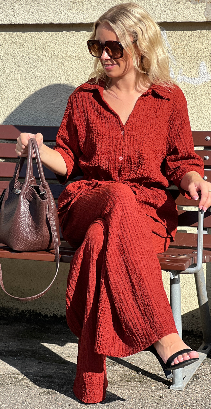 Agnes sæt med bluse i krepp med bindebånd og bukser terrakotta LikeLondon