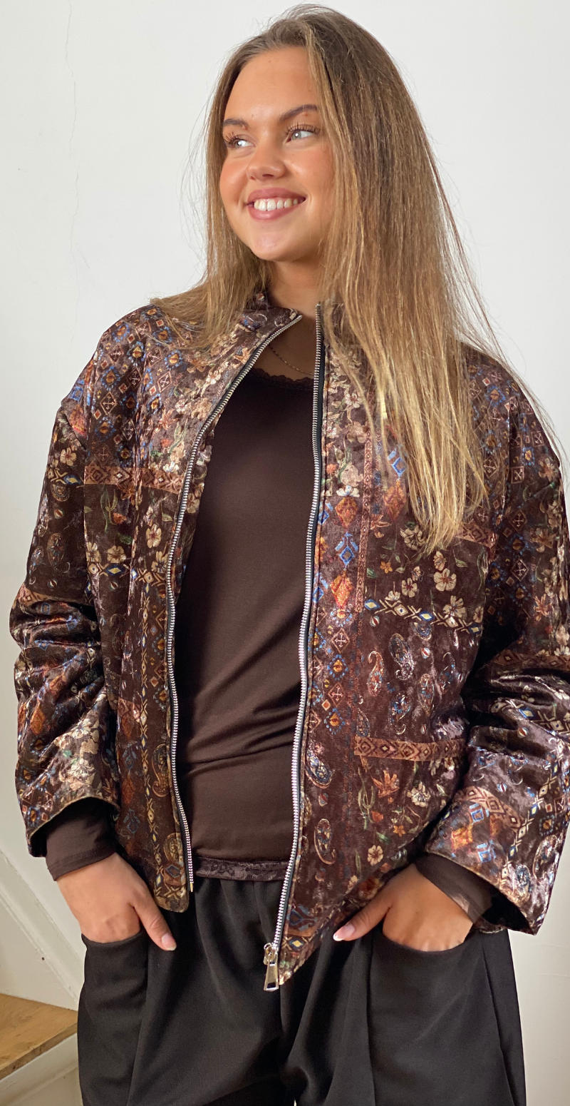 Sibylle jakke i velour med lynlås og blomsterprint brun LikeLondon