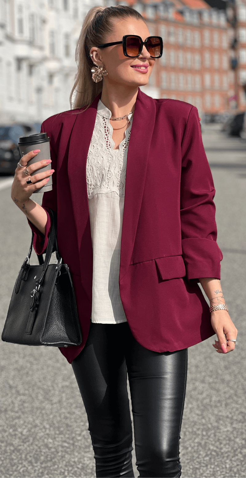 Sandy blazer med rynke effekt ved ærmet wine LikeLondon