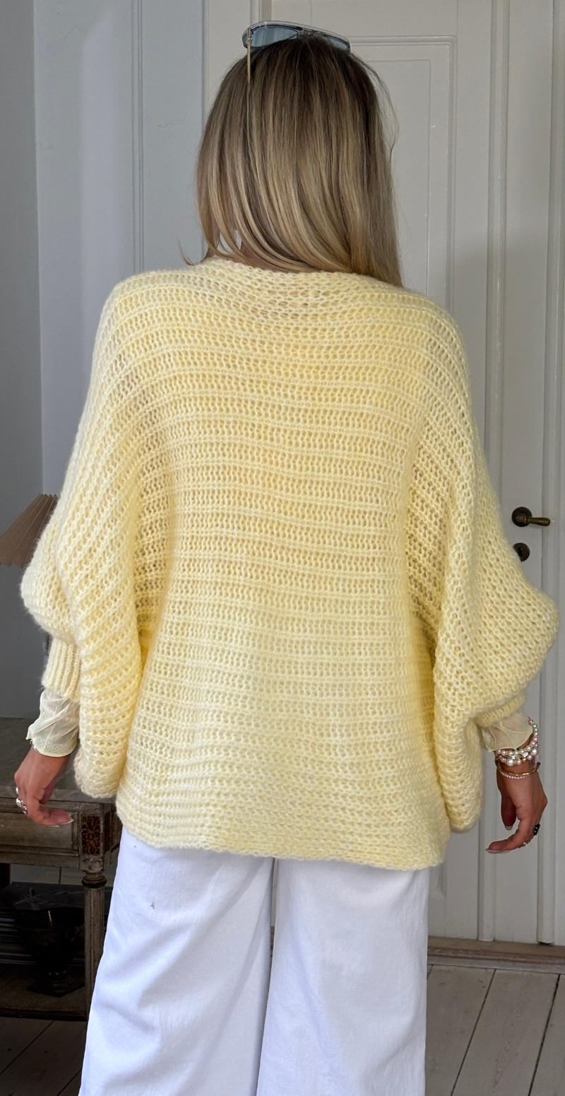 Erika uldstrik med flagermusærmer og rynkedetalje gul LikeLondon