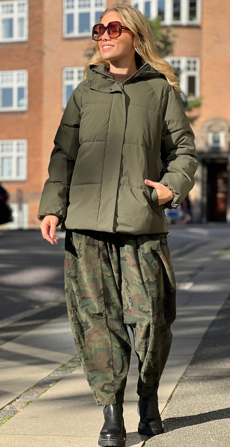Olly kort jakke med polstring army LikeLondon