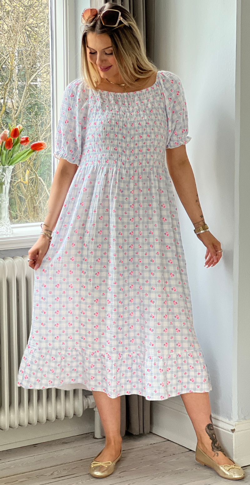 Olga ternet kjole med små blomster og smock blå LikeLondon