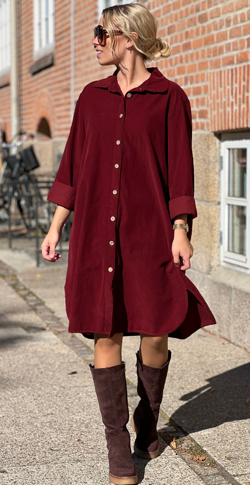 Danica fløjls kjole-tunika med knapstolpe bordeaux LikeLondon