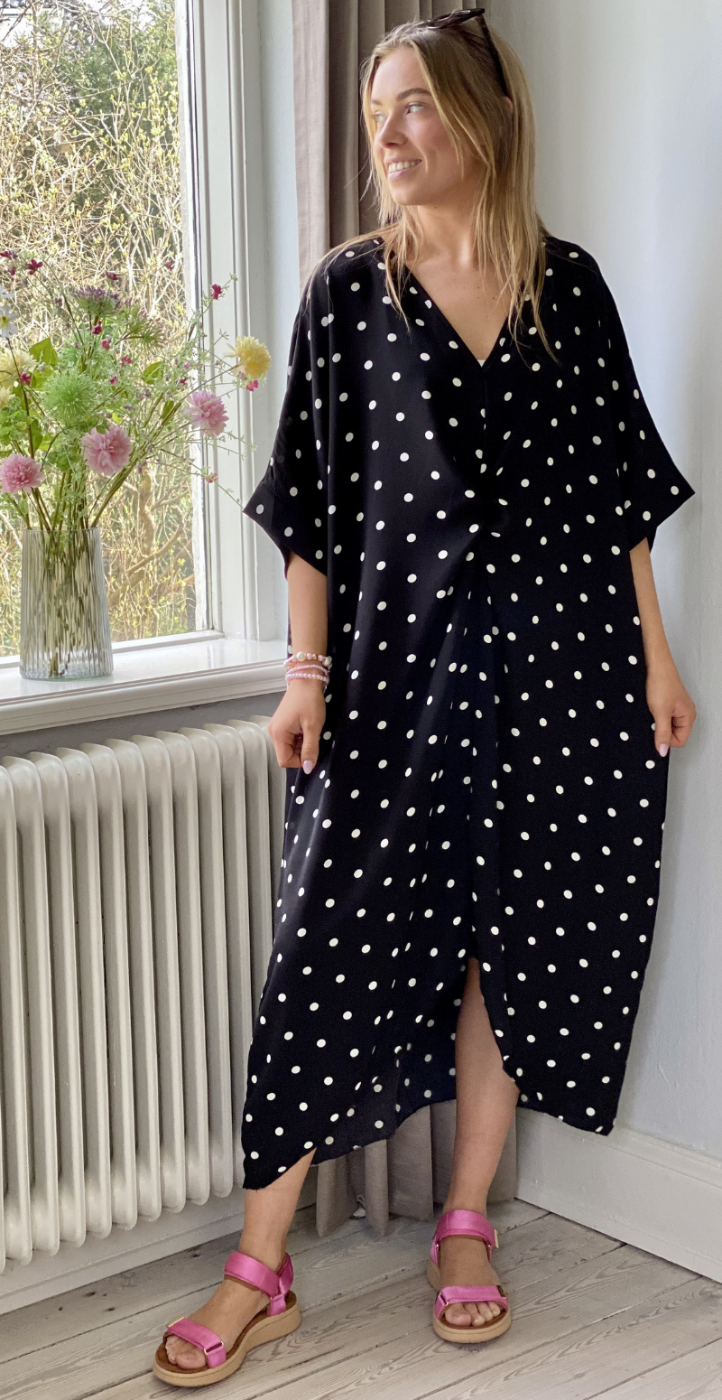 Annie kjole med knudedetalje og polkaprikker sort LikeLondon