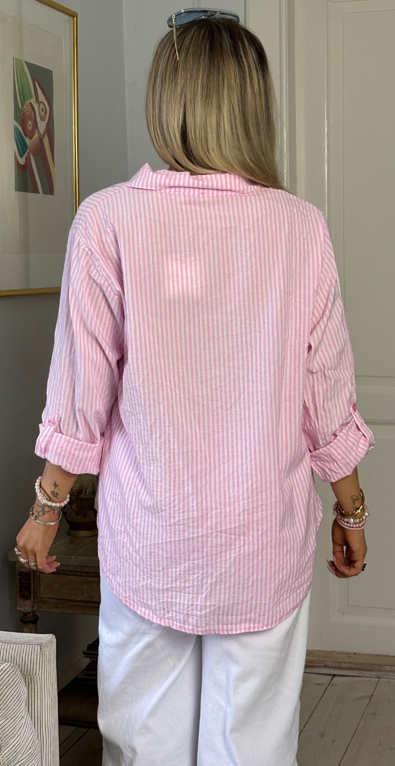Omega skjortebluse med krepp og striber pink LikeLondon