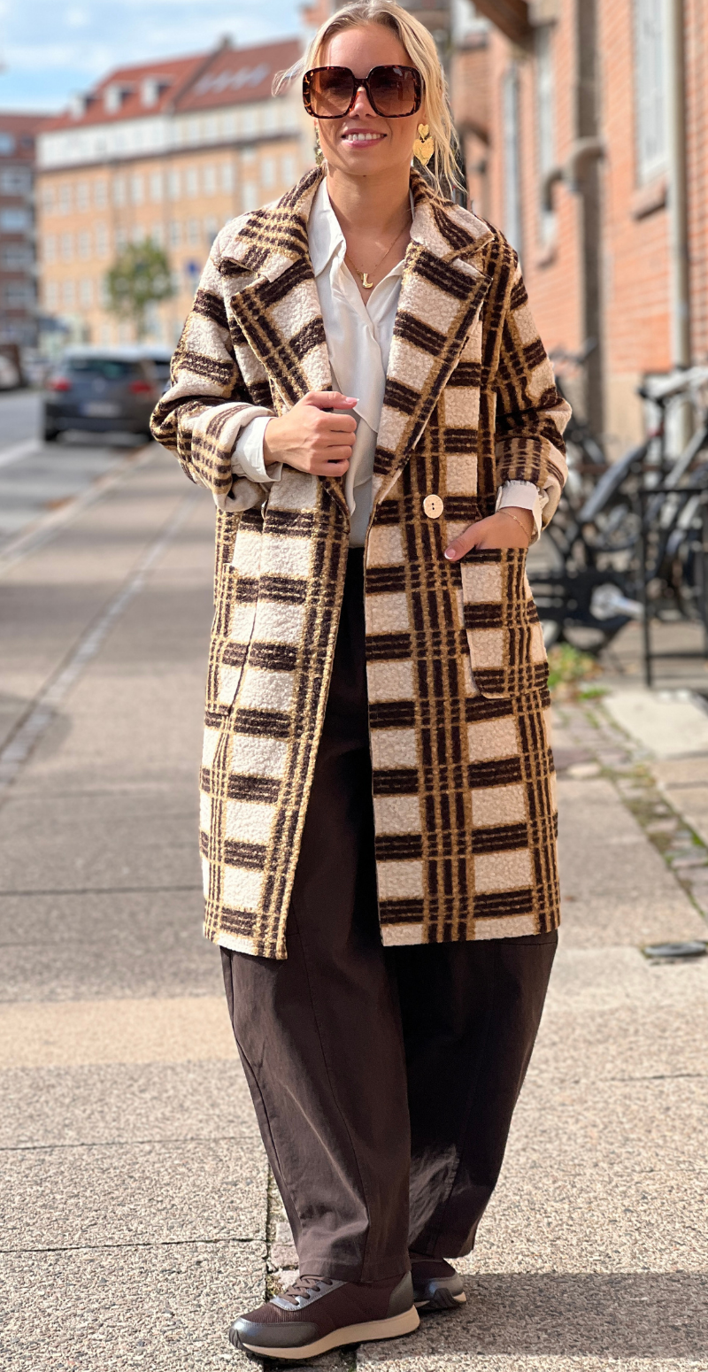 Edith ternet jakke med lommer og knapper beige LikeLondon