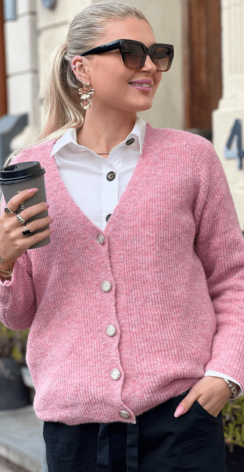 Zophia uldcardigan med V-hals og perlemorsknapper pink LikeLondon