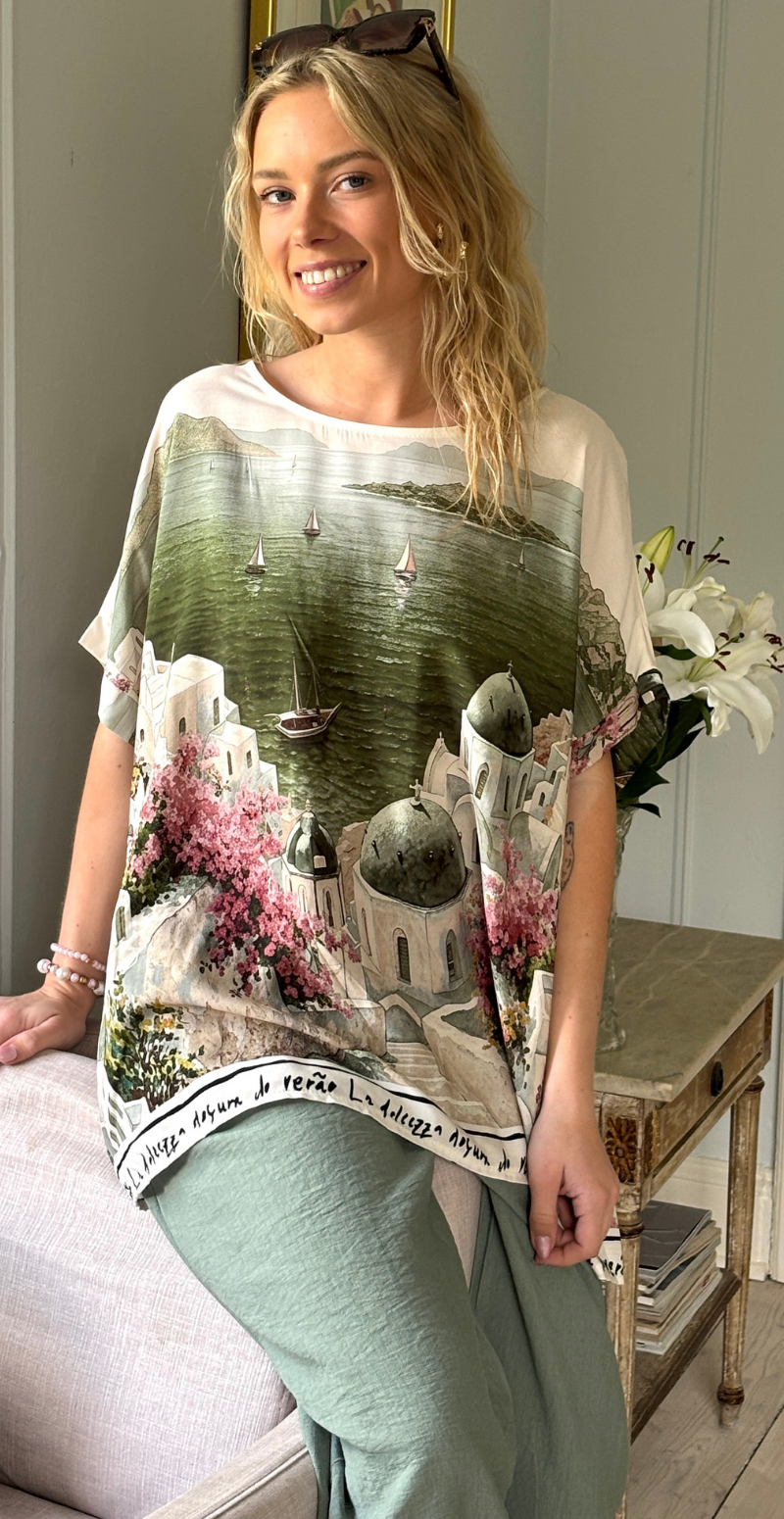 Brianna bluse med kort ærme og print af huse khaki LikeLondon