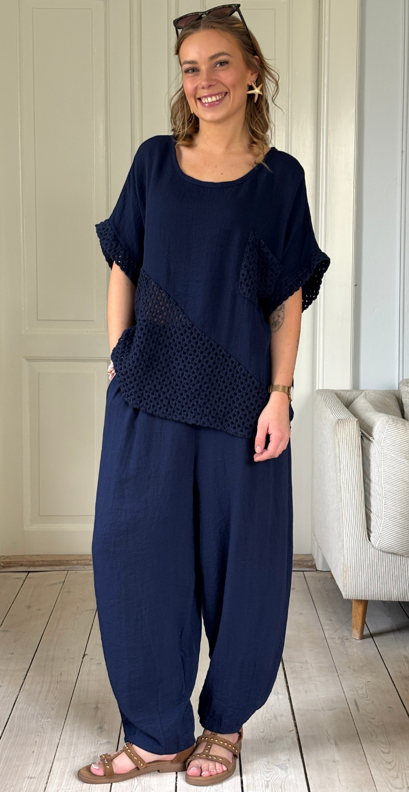 Gladys bluse med kort ærme og hæklede detaljer navy LikeLondon
