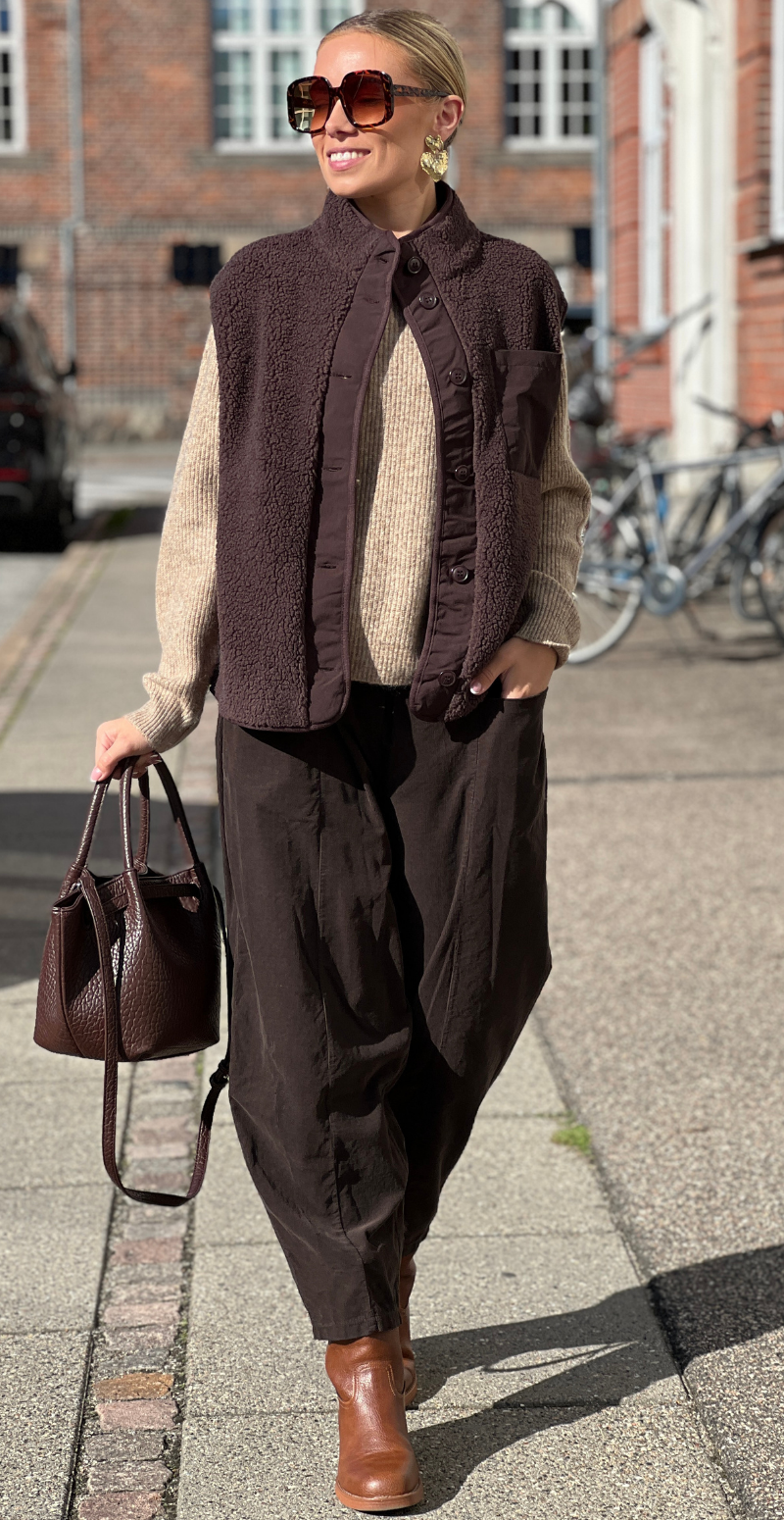 Onyx vest i teddy med brystlomme og knapper brun LikeLondon