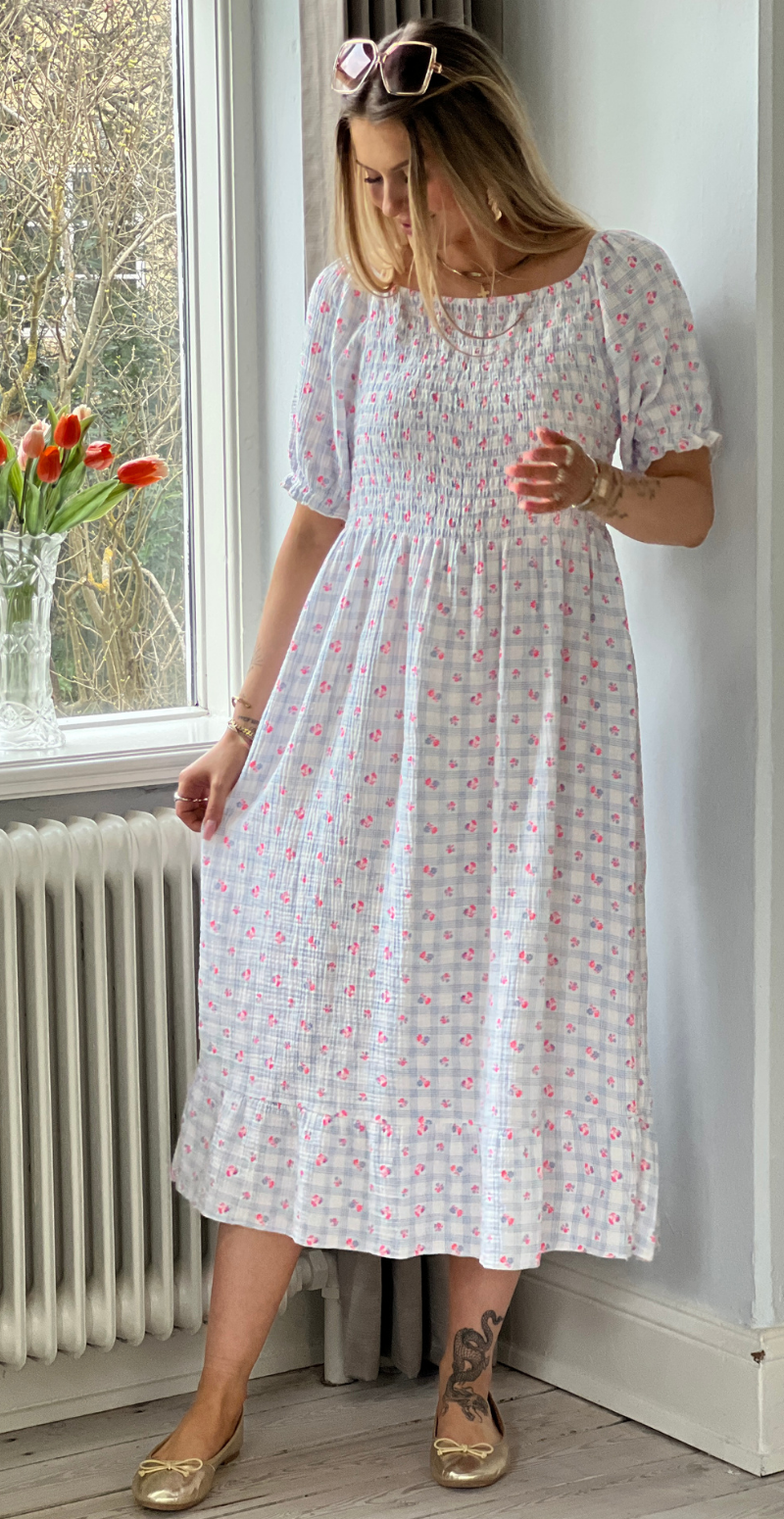 Olga ternet kjole med små blomster og smock blå LikeLondon