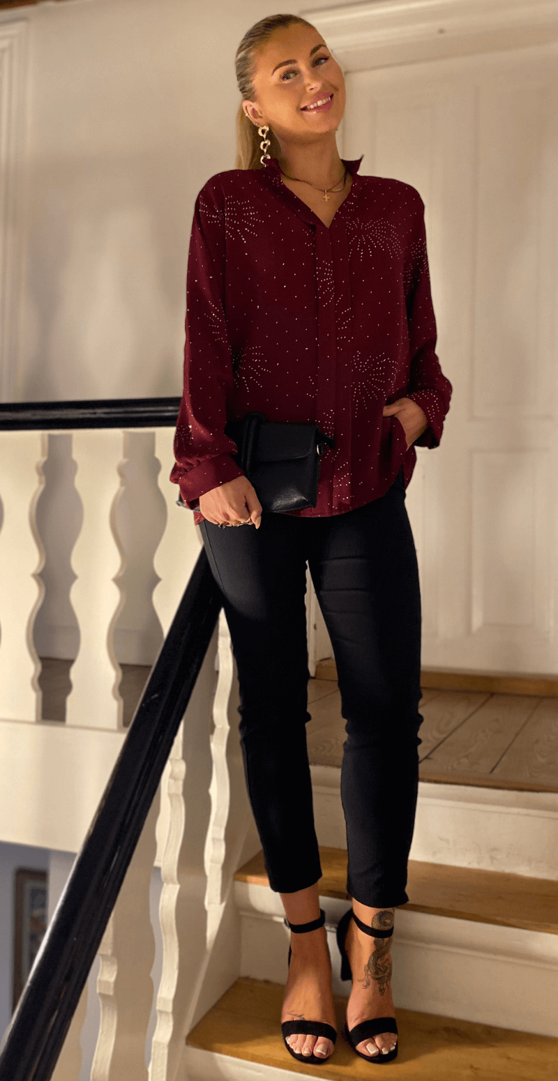 Naomi bluse med V-hals og mønster med similisten bordeaux LikeLondon
