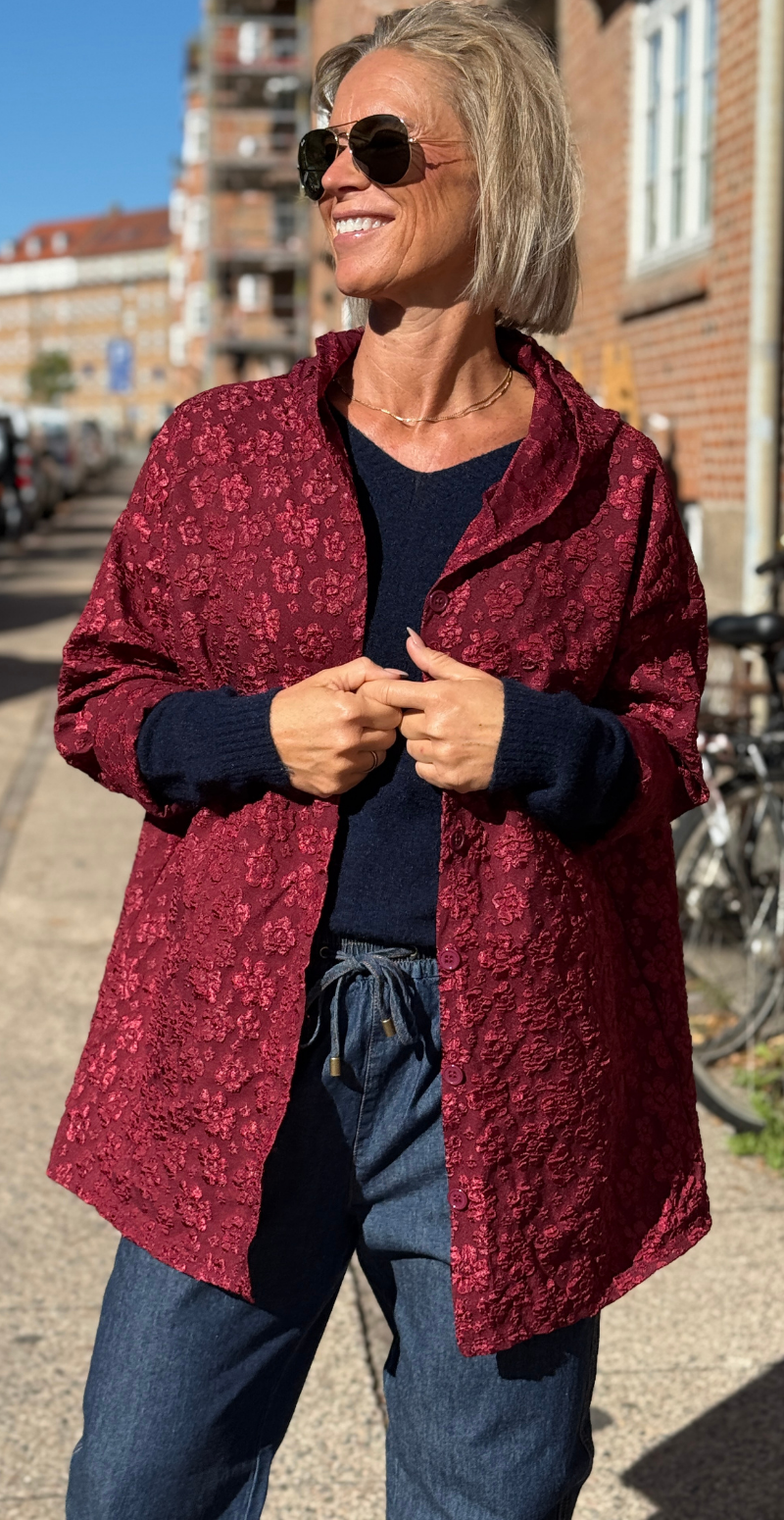 Bernadotte jakke med præget blomster og knapper wine LikeLondon