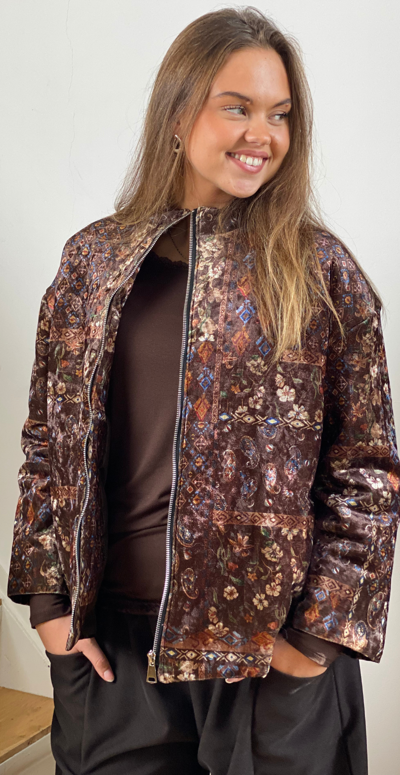 Sibylle jakke i velour med lynlås og blomsterprint brun LikeLondon