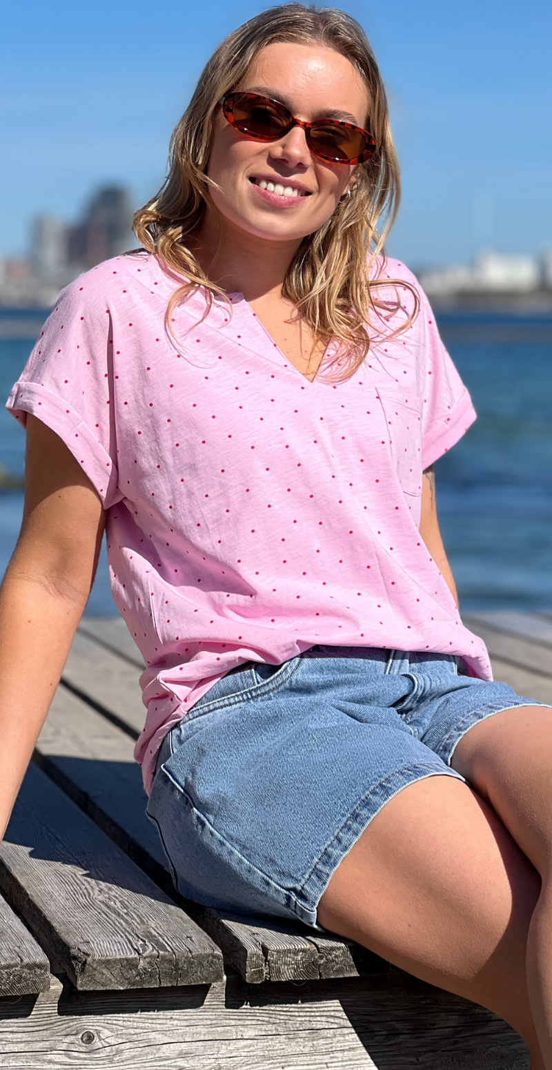 Viva T-shirt med v-hals og prikker sweet lilac w. true red Freequent
