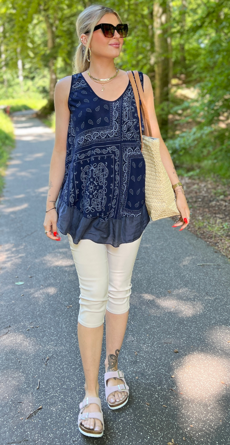 Zaida top med paisleyprint og satinkant navy LikeLondon