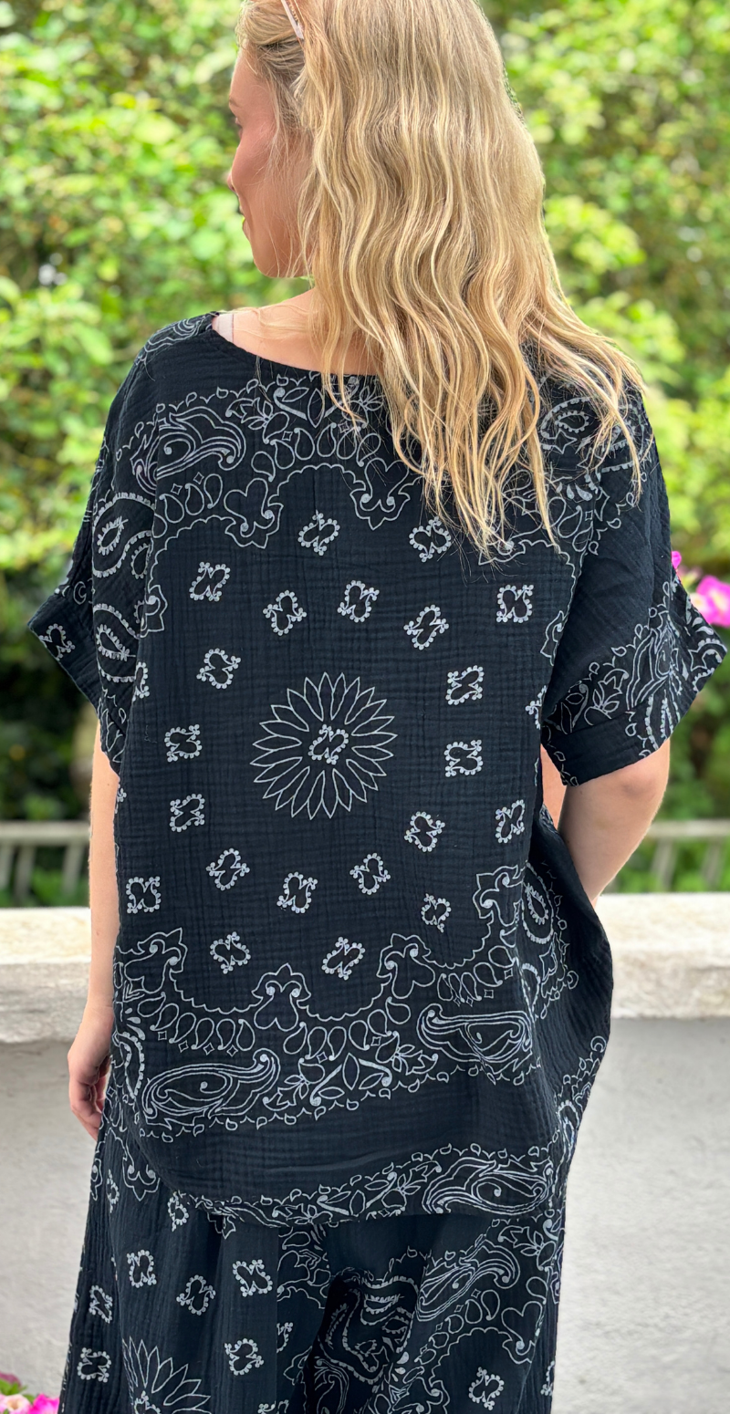 Bree sæt med bukser og bluse i musselin med paisley print sort LikeLondon