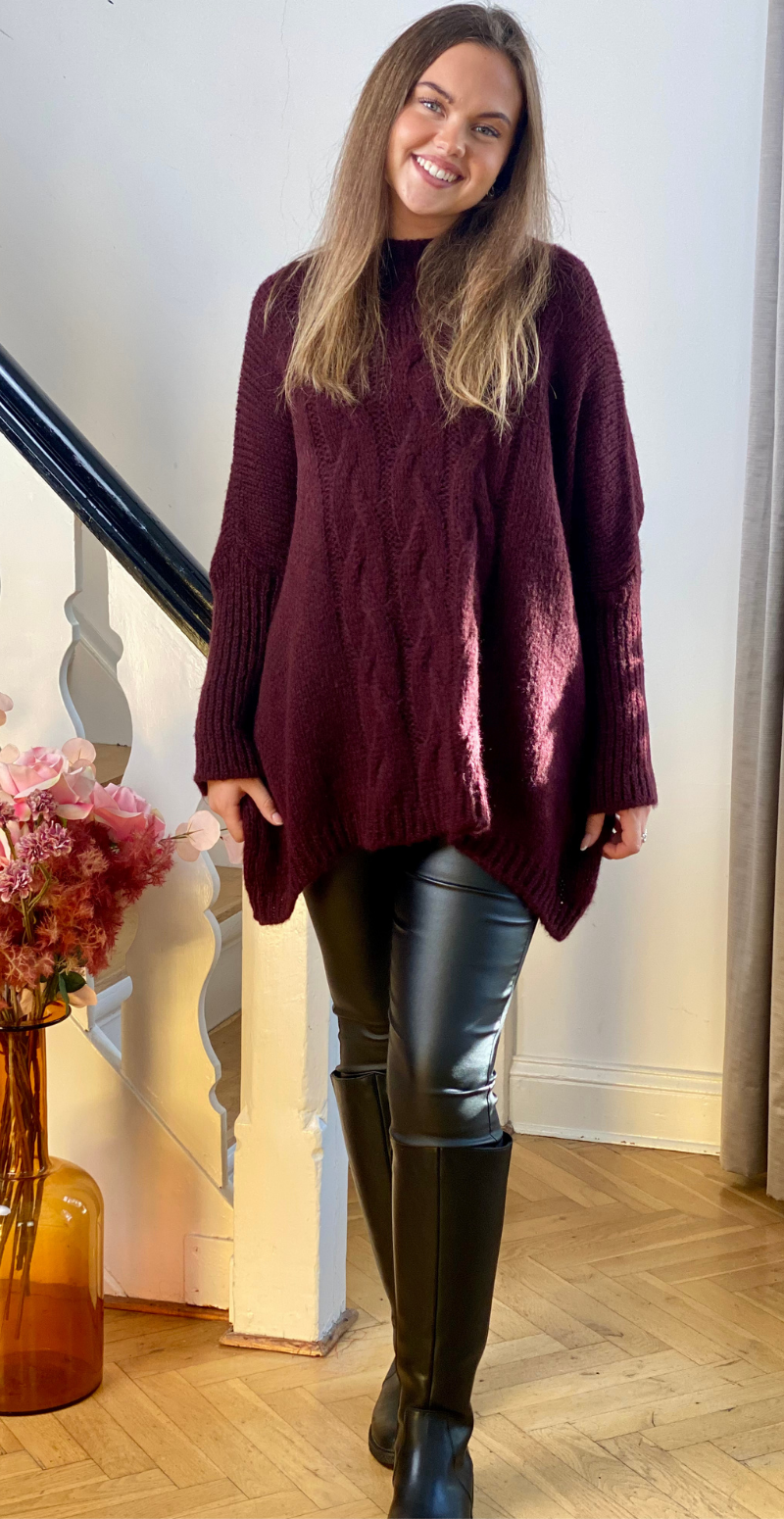 Daphne strik med kabelmønster og ribærme burgundy LikeLondon