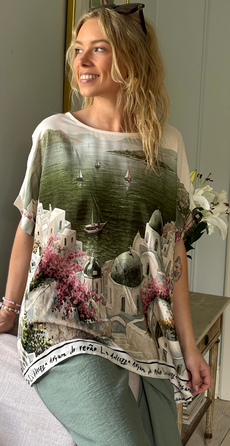 Forudbestil uge 24 Brianna bluse med kort ærme og print af huse khaki LikeLondon