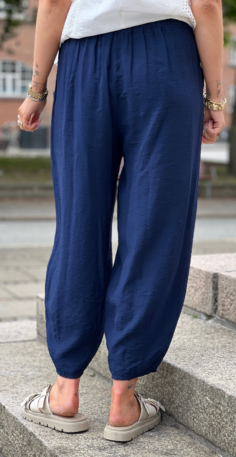 Forudbestil uge 25 Alana bukser med skrålommer og barrel-fit navy LikeLondon