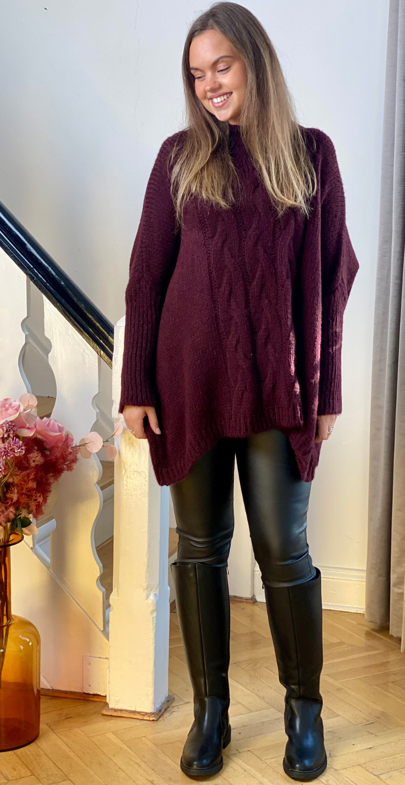 Daphne strik med kabelmønster og ribærme burgundy LikeLondon