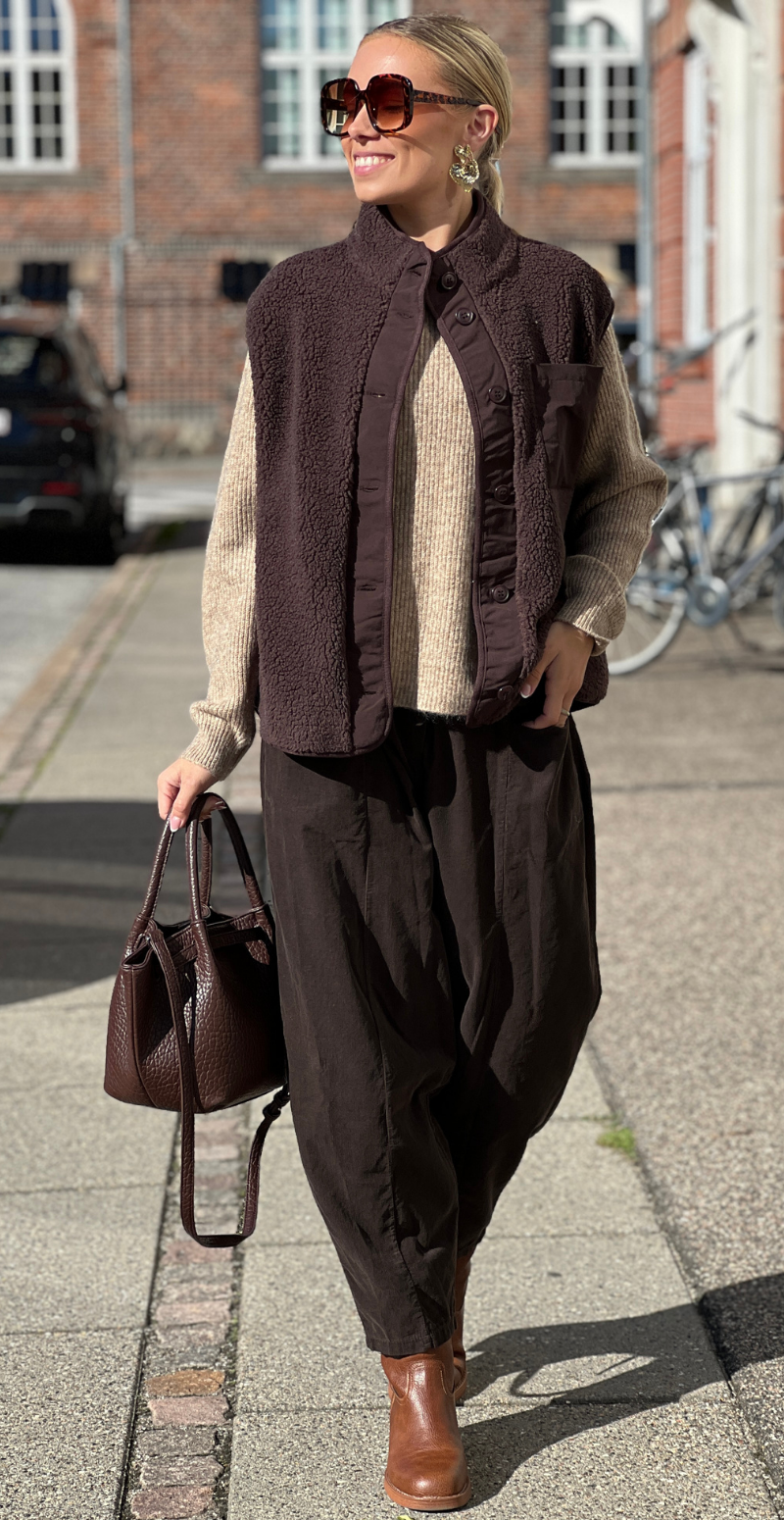 Onyx vest i teddy med brystlomme og knapper brun LikeLondon